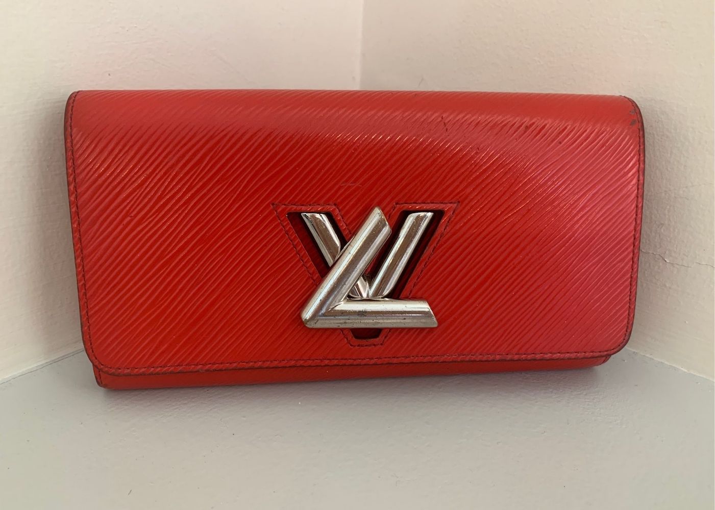 Caligrafía modelo Inseguro Louis Vuitton Twist Wallet in Red - J'adore Fashion Boutique